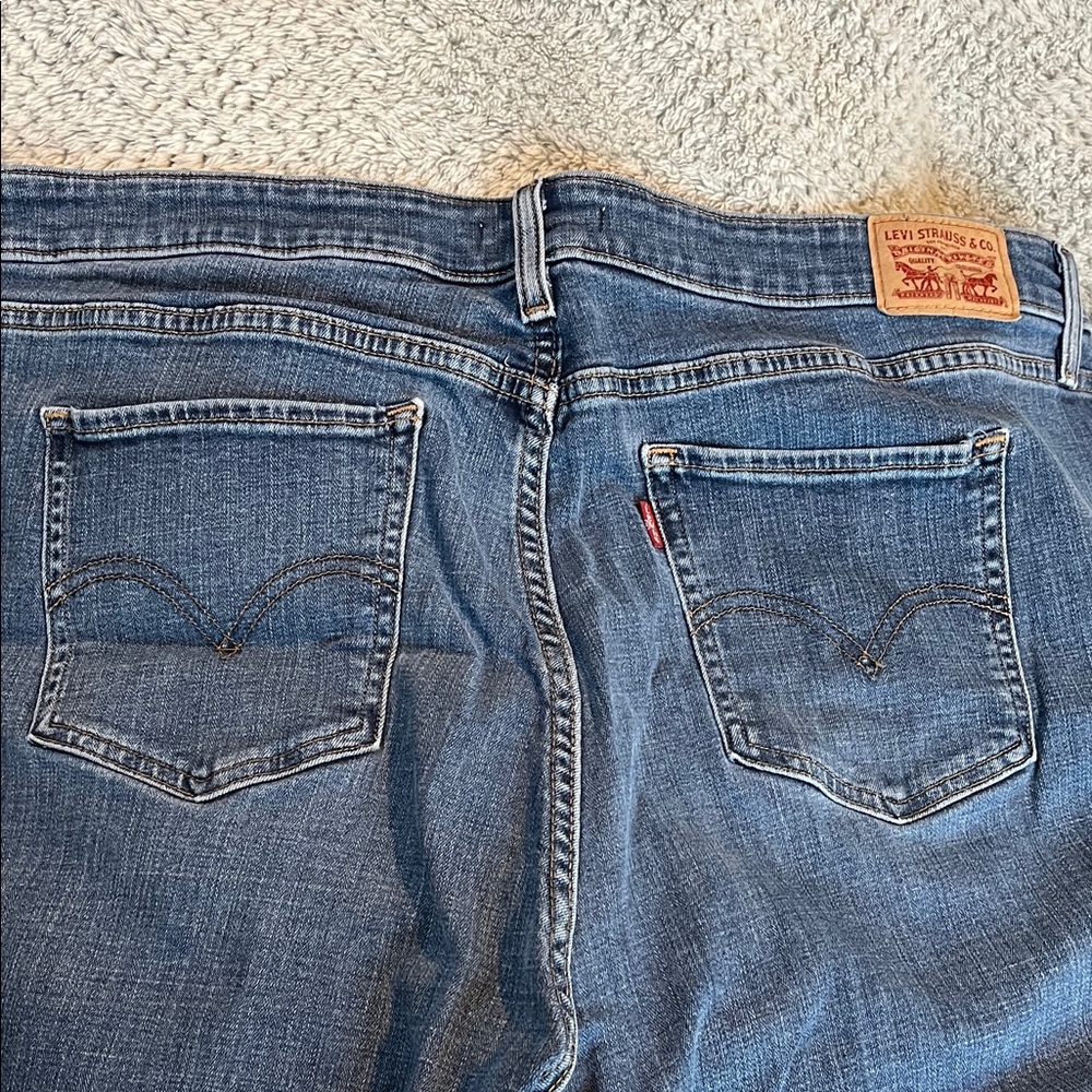 Levi's Women's Medium Blue Straight-Leg Jeans with Classic Back Pockets